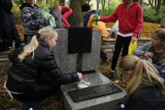 Pamiętamy - porządkowanie grobu radzieckiego żołnierza 2012 2013