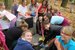 Pamiętamy - porządkowanie grobu radzieckiego żołnierza 2013 2014